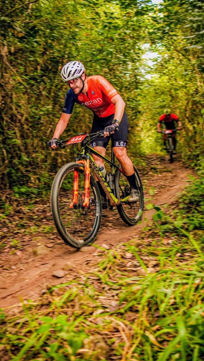 Atleta da ACC pedalando em trilha de terra